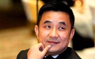 欠债800亿逃往外国带走一女明星和61个亿父亲去世都不回来！